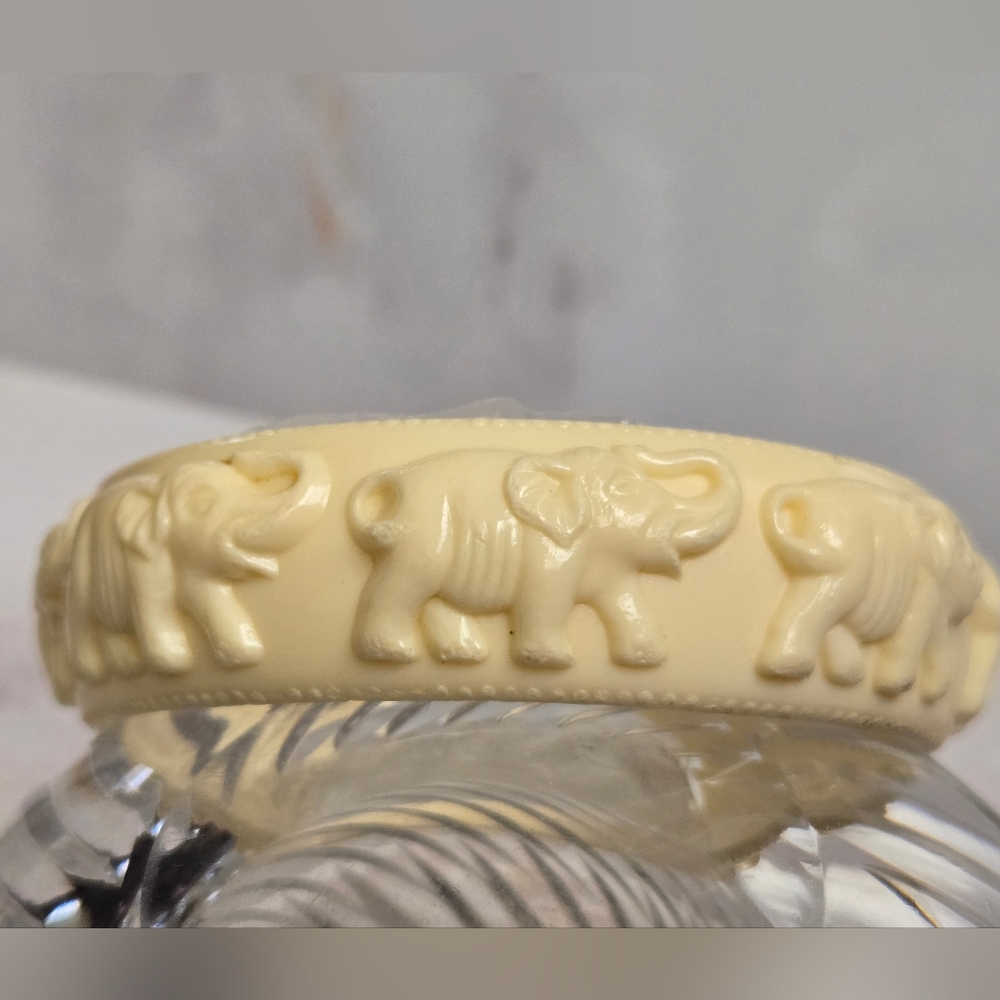 Vintage Estate Lucky Elephant Bangle Bracelet Raised Parade Design Mid Century